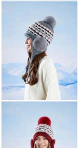 Gros plan du bonnet tricoté Fair Isle avec cache-oreilles et pompons sur fond de neige