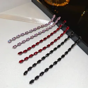 Orecchini pendenti in argento con zirconi a marquise nei colori viola, rosso e nero