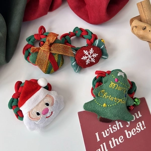 Détail des chouchous de Noël avec Père Noël, sapin et broderies festives