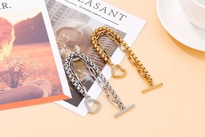 Dettaglio del bracciale a doppio strato in acciaio inox con cuore e chiusura a T oro
