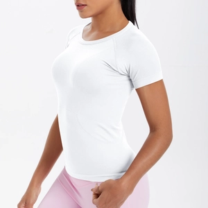 Vista laterale della t-shirt sportiva bianca slim fit con trama di tessuto traspirante