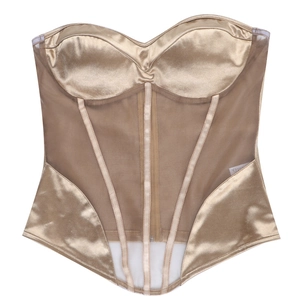 Dettaglio del corsetto in raso champagne con mesh trasparente e struttura a stecche