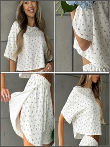 Detail von weißem Lochstickerei-Stoff mit Herzmuster auf dem kurzen Pyjama-Set für Damen
