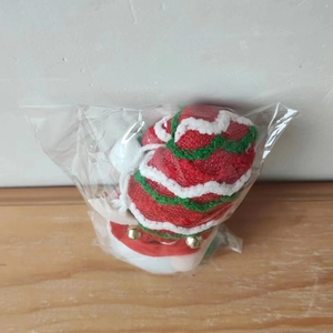 Gnome de Noël en peluche emballé dans un sachet plastique avec cloches dorées