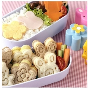 Détail de sandwichs en forme de lapin et de fleur faits avec un ensemble de moules