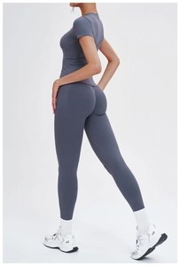 Détail du legging froncé sans couture et du haut de sport bleu à col rond assorti
