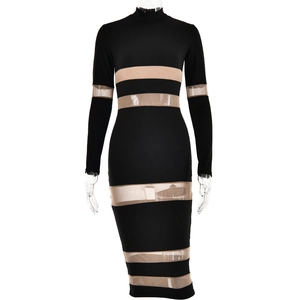 Détail des bandes en tulle beige sur une robe moulante noire à manches longues