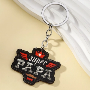 Detail von super PAPA Schlüsselanhänger mit Stoffstruktur, roter Krone und Silberring