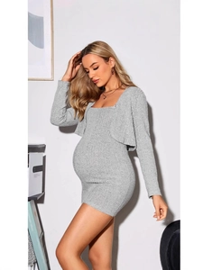 Ensemble de maternité deux pièces en maille grise avec robe sans manches et cardigan