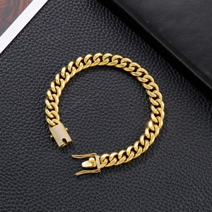 Detailansicht eines goldfarbenen Panzerarmbands mit diamantbesetztem Verschluss auf Leder