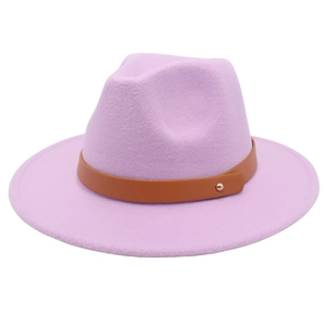 Vue détaillée du chapeau en laine lavande avec ceinture en cuir brun et rivet doré