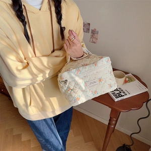 Trousse de maquillage matelassée fleurie avec double fermeture et poignée