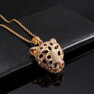 Pendentif tête de tigre hip hop en acier titane avec strass sur fond noir brillant