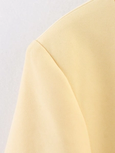 Detail der hellgelben Blazer-Schulter mit hochwertiger Twill-Gewebe-Strukturansicht
