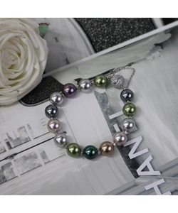 Détail d'un bracelet de perles multicolores avec fermoir magnétique pavé de cristaux