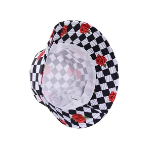 Chapeau bob à damier noir et blanc avec imprimé de rose rouge élégant pour femme