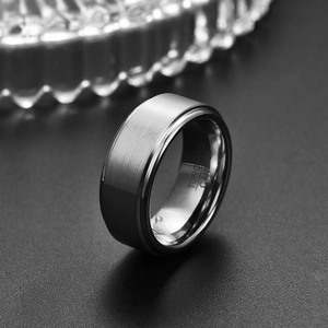 Primer plano detallado de anillo de carburo de tungsteno púrpura cepillado y bordes pulidos