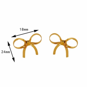 Dettaglio di orecchini a fiocco dorati in due dimensioni con misure di 18mm e 24mm