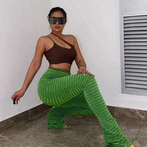 Détail du pantalon vert texturé à taille haute et du crop top marron pour femmes