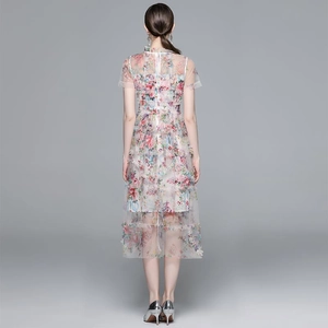 Robe longue à fleurs brodées en tulle avec jupon à volants et fermeture éclair dos