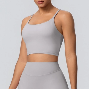 Gros plan sur le soutien-gorge de yoga sans couture gris clair à fines bretelles
