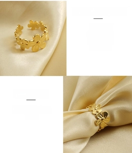 Detalle de anillo floral dorado mate que muestra patrones de flores bañados en oro 18k