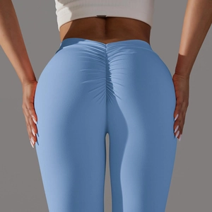 Détail du legging de yoga bleu clair taille haute avec design push-up froncé
