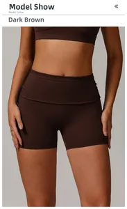 Détail du short de yoga taille haute café noir avec texture mate et coupe ergonomique