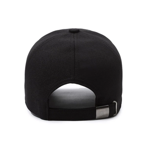 Vue arrière de casquette de baseball noire en coton avec boucle métallique réglable sur blanc