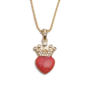Détail du pendentif couronne en or avec cœur rouge et pierres précieuses sur une chaîne