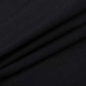 Vue macro d'un tissu en coton noir de haute qualité avec texture tissée et plis doux