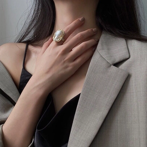 Irregular baroque pearl ring with twisted gold band for women, minimalist luxury design