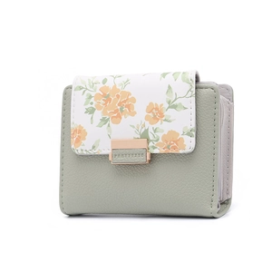 Vue détaillée du portefeuille vert sauge en simili cuir avec imprimé floral et fermoir doré