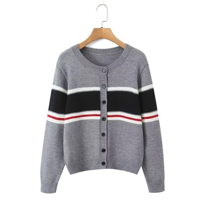Détail de cardigan en maille à col rond avec boutonnage et rayures colorées