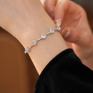 Détail du bracelet en argent avec zircons étincelants porté au poignet élégant