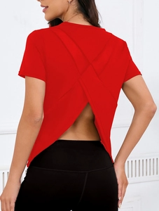 Détail d'un t-shirt de sport rouge montrant le design unique du dos croisé ouvert