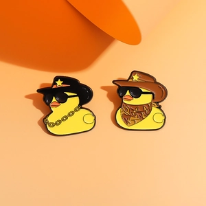 Set de pin's en émail canards de dessin animé jaunes avec chapeaux de cowboy et lunettes