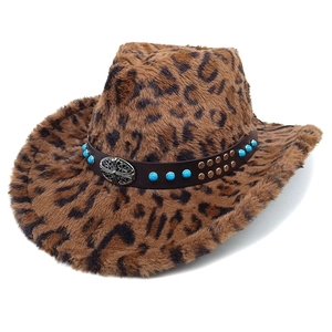Dettaglio del cappello da cowboy leopardato in ecopelliccia con perle turchesi e fibbia
