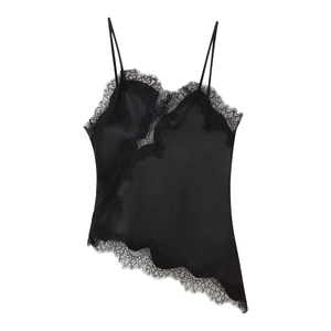 Détail du caraco en satin noir avec bordure en dentelle cil et texture soyeuse