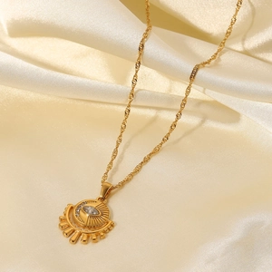 Gros plan du collier œil maléfique plaqué or 18 carats avec design soleil et zircon