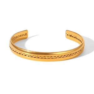 Détail d'un bracelet jonc en acier inoxydable plaqué or 18k au design torsadé