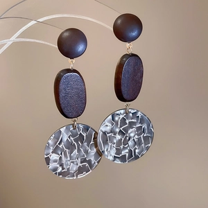 Detailansicht der Vintage-Ohrringe mit Holz- und Mosaikharz-Design im geometrischen Stil