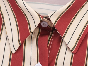 Gros plan du col de chemise rayé montrant la texture du tissu et les coutures