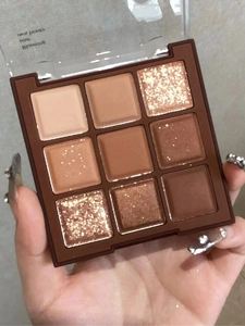 Gedetailleerde weergave van chocolade oogschaduwpalet met negen aardetinten mat en glitter