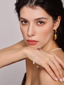 Détail du bracelet en perles d'eau douce et pierres roses avec boucles d'oreilles