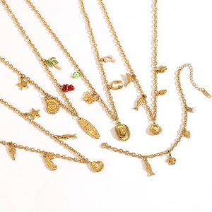 Collier en acier inoxydable doré avec pendentifs océaniques de coquillage et d'hippocampe