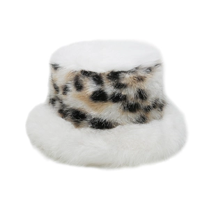 Dettaglio cappello alla pescatora in ecopelliccia bianca con fascia a motivo leopardato