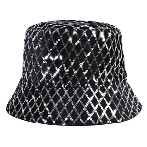 Détail macro du chapeau bob à paillettes noires avec motifs de losanges argentés