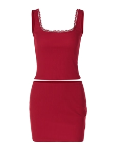 Ensemble tricoté bordeaux avec caraco bordé de dentelle et mini-jupe moulante pour femmes