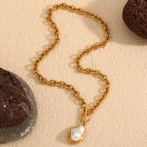 Detail of 18K gold-plated chunky chain necklace with baroque pearl and OT toggle clasp